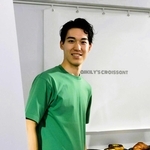 ポップアップストアでクロワッサンの魅力を伝える松山大樹さん＝神戸市中央区