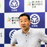三木市の２０２４年度決算見込みについて説明する仲田一彦市長＝三木市役所