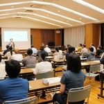 日本語学習を分かりやすく支援するこつを学ぶ受講生ら＝自由が丘公民館