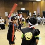 「別所軍」と「羽柴軍」に分かれてチャンバラ合戦する子どもら＝中央公民館