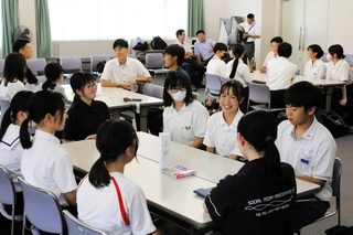 意見を出し合う中学生ら。教職員や大学生も入り、活発なやりとりが交わされた＝三木市立教育センター