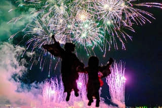 ｒｅｉｋｏ＿ｓｕｇさんの「花火と跳ぶ」＝８月１６日、小野市