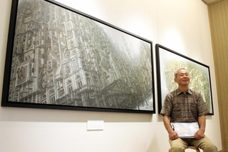 高層ビルが並ぶ現代の都市にバベルの塔を描いた花房完昇さん＝森の風美術館