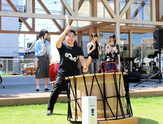 酒おけを使って完成した和太鼓を演奏する野田浩佑さんとフリースクール「Ｓ－ＢＡＳＥ」の子どもたち＝三木市末広２