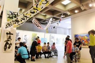 勢いのある書や鮮やかな色彩の絵画が並ぶ企画展＝三木市立堀光美術館