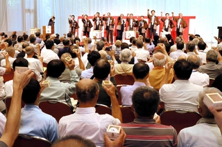 鏡開きで山田錦生産システムの発展を誓う参加者＝三木市福井、三木山森林公園
