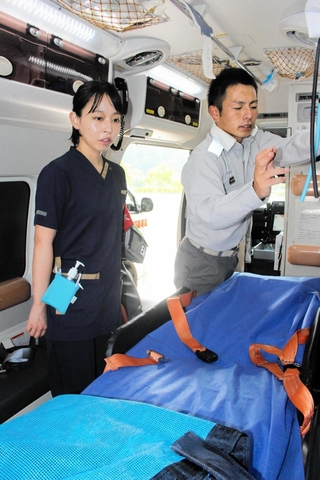 救急車の装備について説明を受ける看護師の松尾香帆さん＝三木市福井