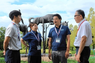 三木市で馬術競技の準備を進める滋賀県国スポ・障スポ大会局の見野甚九郎さん（右から２人目）と中村美友さん（同３人目）＝三木ホースランドパーク