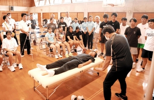 体の仕組みをについて廣戸聡一さんの話を聞く中高生ら＝三木ホースランドパークエオの森