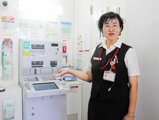 詐欺被害に遭いかけていた男性の様子を語る生田佳代さん＝三木西自由が丘郵便局