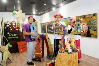 「アートは伝えるための道具。だからこそガザを伝えなくちゃ」と話すだるま森さん（中央）とえりこさん（右）、小松原ケンスケさん＝三木市与呂木、ギャラリー驟