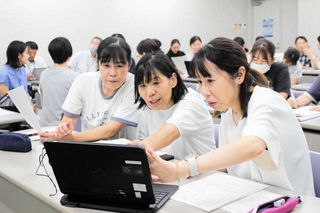架け橋期のカリキュラム案について協議する教職員ら＝三木市立教育センター