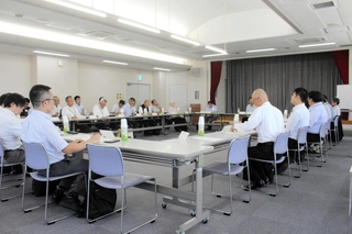 神戸電鉄粟生線の経営状況や利用実績などについて議論する委員ら＝三木市福井、市立教育センター