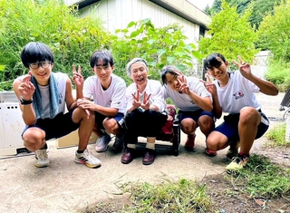 被災した住民の家屋の片付けを手伝った自由が丘中学校の生徒ら＝石川県珠洲市