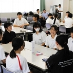 意見を出し合う中学生ら。教職員や大学生も入り、活発なやりとりが交わされた＝三木市立教育センター