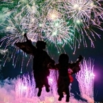 ｒｅｉｋｏ＿ｓｕｇさんの「花火と跳ぶ」＝８月１６日、小野市