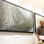 高層ビルが並ぶ現代の都市にバベルの塔を描いた花房完昇さん＝森の風美術館