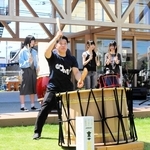 酒おけを使って完成した和太鼓を演奏する野田浩佑さんとフリースクール「Ｓ－ＢＡＳＥ」の子どもたち＝三木市末広２