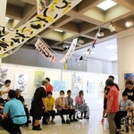 勢いのある書や鮮やかな色彩の絵画が並ぶ企画展＝三木市立堀光美術館