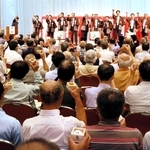 鏡開きで山田錦生産システムの発展を誓う参加者＝三木市福井、三木山森林公園