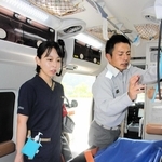 救急車の装備について説明を受ける看護師の松尾香帆さん＝三木市福井