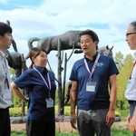 三木市で馬術競技の準備を進める滋賀県国スポ・障スポ大会局の見野甚九郎さん（右から２人目）と中村美友さん（同３人目）＝三木ホースランドパーク