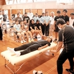 体の仕組みをについて廣戸聡一さんの話を聞く中高生ら＝三木ホースランドパークエオの森