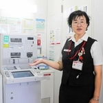 詐欺被害に遭いかけていた男性の様子を語る生田佳代さん＝三木西自由が丘郵便局