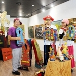 「アートは伝えるための道具。だからこそガザを伝えなくちゃ」と話すだるま森さん（中央）とえりこさん（右）、小松原ケンスケさん＝三木市与呂木、ギャラリー驟