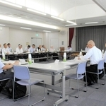 神戸電鉄粟生線の経営状況や利用実績などについて議論する委員ら＝三木市福井、市立教育センター