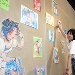 大好きな絵がきっかけで「外」に一歩踏み出せた吉田弥央さん＝三木市上の丸町