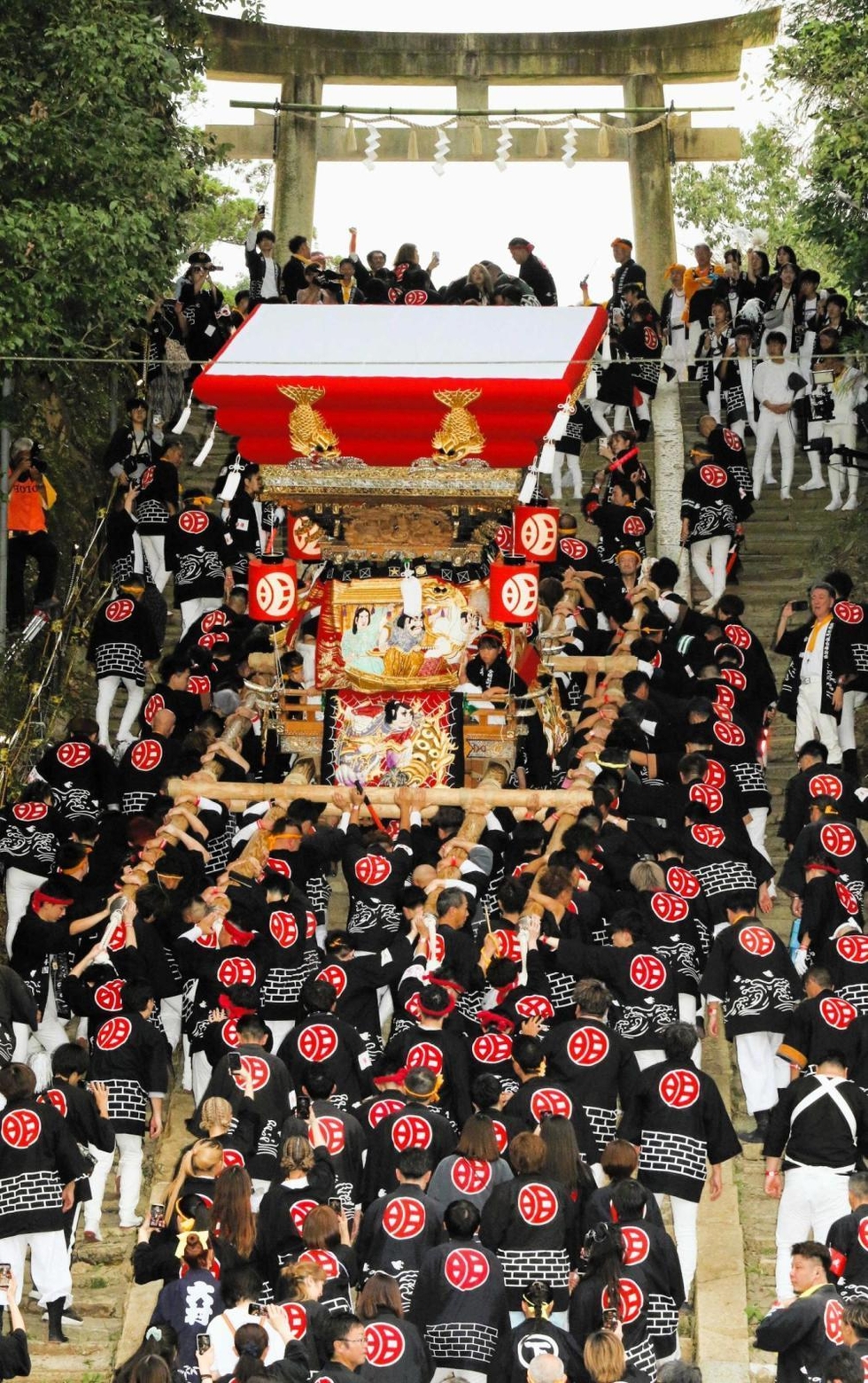心合わせ勇壮宮入り 三木・大宮八幡宮の秋祭り 屋台8台が練り合わせ