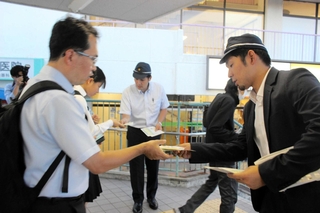 情報提供を呼びかけるビラを配る三木署員ら＝神戸電鉄志染駅