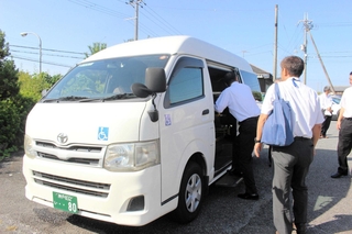 運行が始まったデマンド型交通「チョイソコみき」に乗り込む住民ら＝三木市志染町井上、志染町公民館