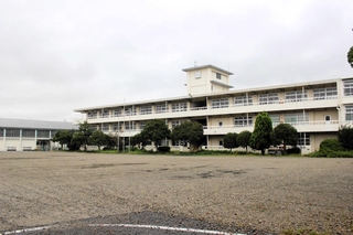 利活用へ民間事業者を公募する方針が決まった旧志染中学校＝三木市志染町井上