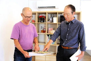 三木市と大和ハウス工業が取り組む団地再生事業で、担い手の一翼を担う住民らの組織「みらまち緑が丘・青山推進機構」の理事ら＝三木市緑が丘町東１