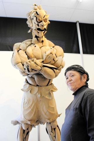 力強い「ＳＡＭＵＲＡＩ」像と西村公泉さん＝堀光美術館