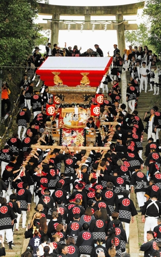 石段を登って境内へ向かう布団屋台＝三木市本町２、大宮八幡宮