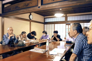 三木の歴史、文化から身近な話題まで語り合う「玉置サロン」＝三木市本町２、旧玉置家住宅