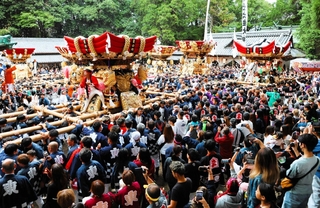 境内を埋め尽くす氏子と観衆の中心で、屋台が練り合わせを披露した＝三木市岩宮、岩壺神社