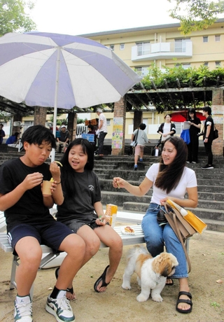 交流イベントを楽しむ親子＝三木市志染町西自由が丘２