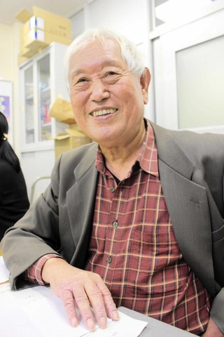 妻登美子さんの介護体験を通して「人としての尊厳を守る」大切さを語った堤憲昭さん＝三木市立総合隣保館