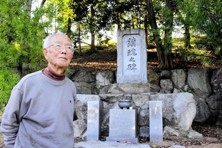戦没者慰霊碑と田村幸男さん＝三木市緑が丘町中１