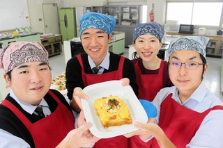 「フレンチオムレツトースト」で「たまごニコニコ料理甲子園」に出場する（左から）都倉琉生さん、西口空我さん、宮繁直子教諭、長友結斗さん＝吉川高校