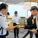 情報提供を呼びかけるビラを配る三木署員ら＝神戸電鉄志染駅