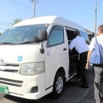 運行が始まったデマンド型交通「チョイソコみき」に乗り込む住民ら＝三木市志染町井上、志染町公民館