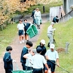 滝に向かう散策道を清掃する「黒滝」憩いの場つくりの会のメンバーと生徒たち＝三木市吉川町金会（同会提供）