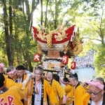 屋台を担ぎ石段を上る氏子たち＝２０２４年１０月１２日、三木市本町２、大宮八幡宮