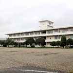 利活用へ民間事業者を公募する方針が決まった旧志染中学校＝三木市志染町井上