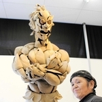 力強い「ＳＡＭＵＲＡＩ」像と西村公泉さん＝堀光美術館